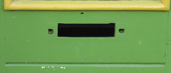 908439 Afbeelding van een liggende brievenbus in de voordeur van het pand Voorstraat 21bis te Utrecht; de brievenbus ...